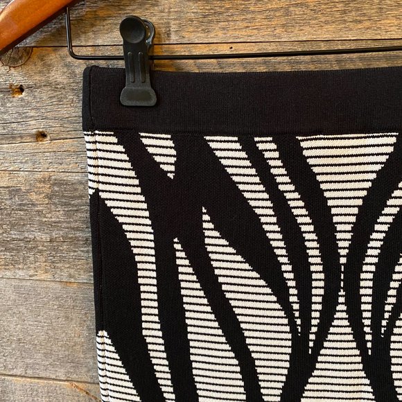 BEBE Bandage Tropical Leaves JACQ Skirt Size XS NWT - Picture 8 of 11